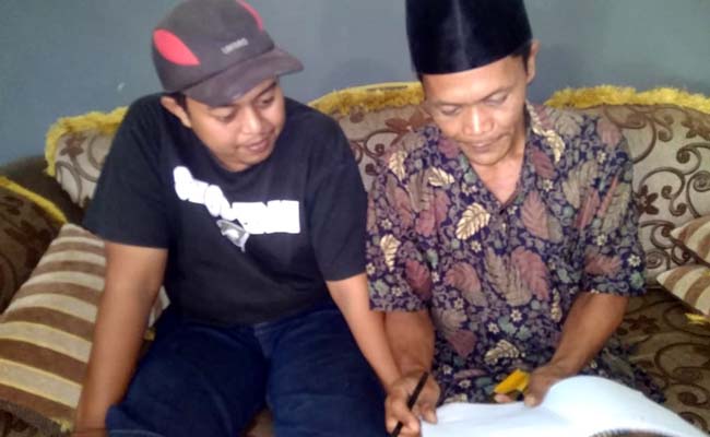 URUT : Ustadz Murawan Ketua Tim Pemenangan Didik Triyono Cakades Gampingan nomor urut 3 Bersama Farid Setiawan. (H Mansyur Usman/Memontum.Com)