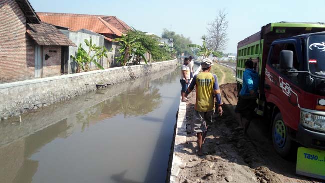 Perbaikan jalan dan saluran sungai di Desa Pesawahan, Kecamatan Porong mengantisipasi banjir di musim hujan. (gus)