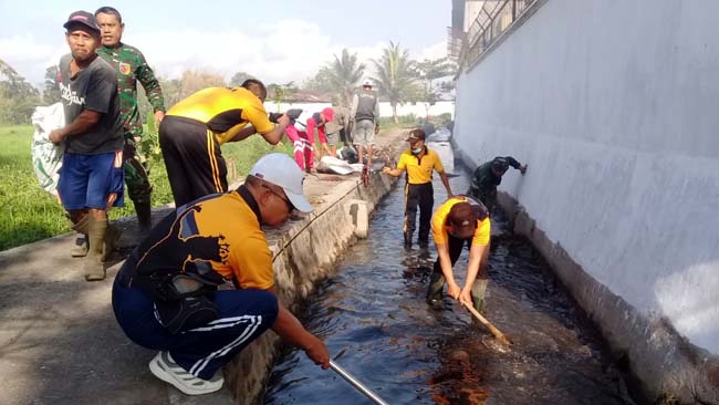 GOTONG ROYONG : Muspika kecamatan Gambiran saat melakukan bersih-bersih di pinggir jalan raya Jember, tepatnya di depan RS Al-Huda, Gambiran. (tut)