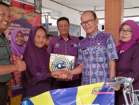Kepala Desa Watutulis, Warsono menyerahkan bantuan program Jalin Matra didampingi koordinator pendamping Kabupaten Kasmuin. (par)