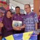 Kepala Desa Watutulis, Warsono menyerahkan bantuan program Jalin Matra didampingi koordinator pendamping Kabupaten Kasmuin. (par)